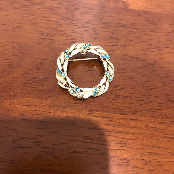 Gerry’s Vintage Gold Tone Rhinestones Wreath Brooch Pin. - Picture 13 of 14